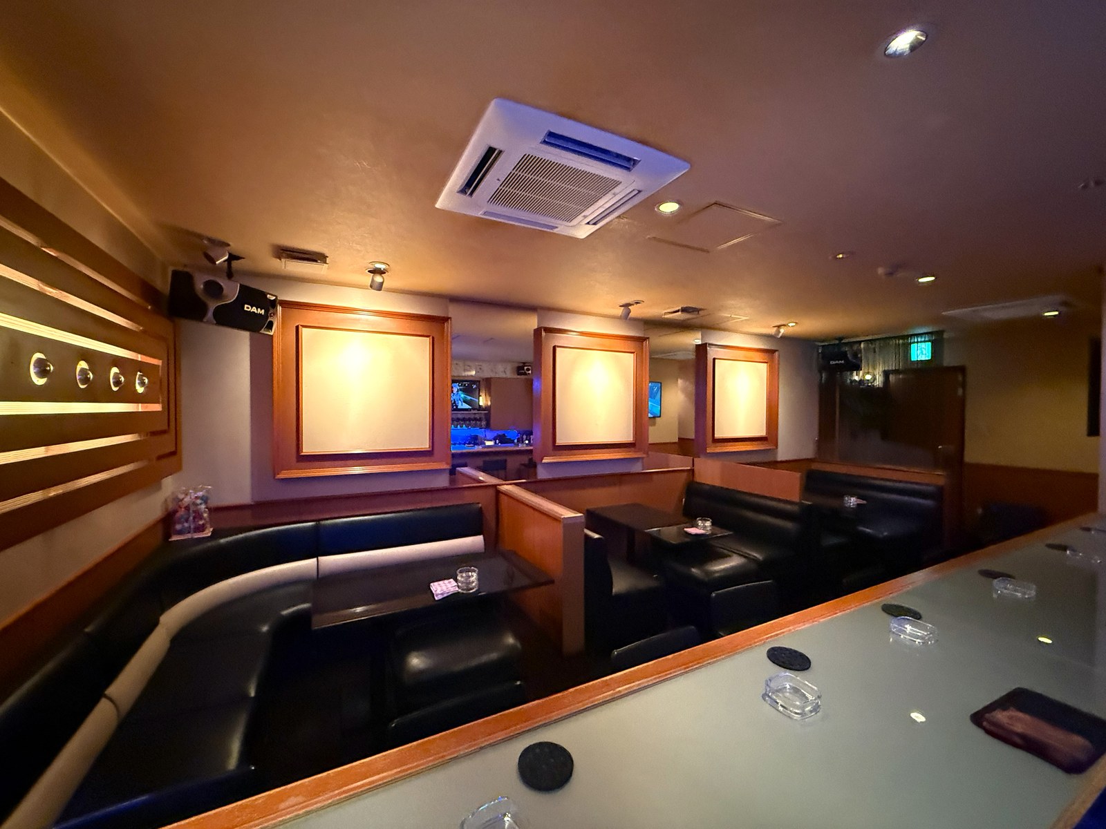 スナックめるルンの店内全体